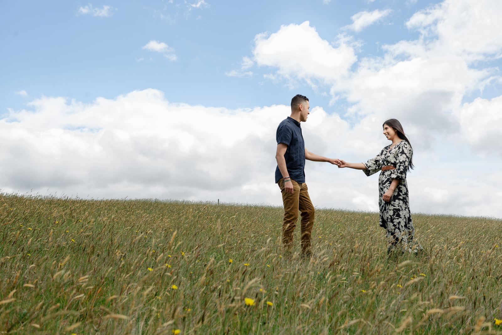 Sebastián y Johanna tomados de la mano en el campo