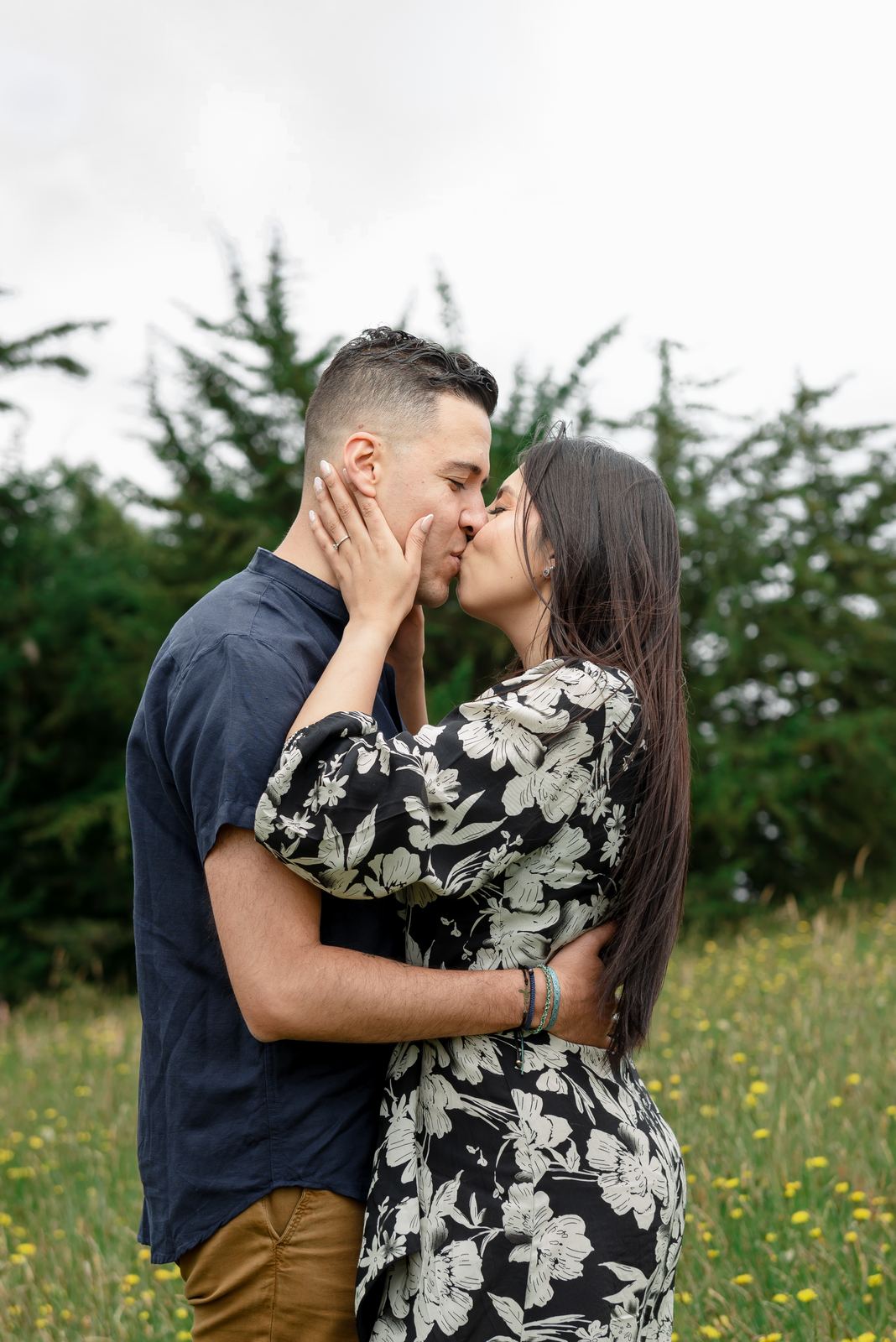 Sebastián y Johanna dándose un beso